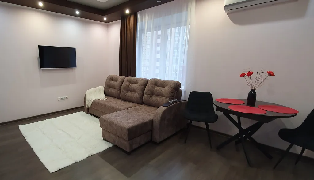 Квартира Уютная студия с отдельной спальной зоной, рядом с Иртышом — аренда посуточно в Омск