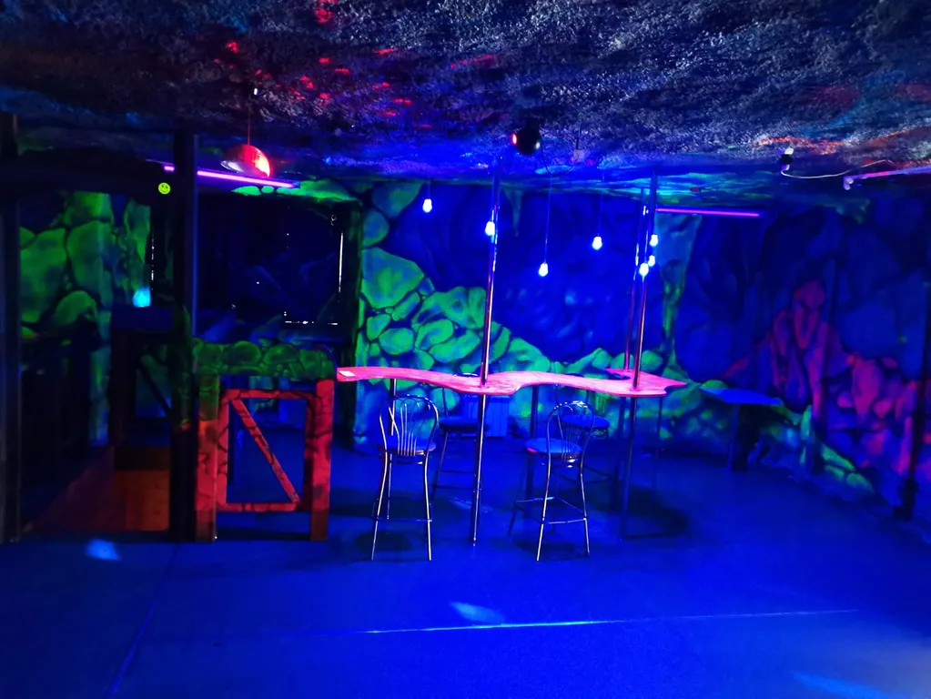 Трёхэтажный коттедж с ночным клубом баней и бассейном