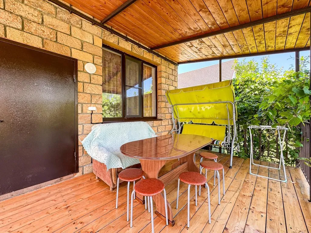 Новый дом с бассейном, садом, мангальной зоной и закрытой территорией