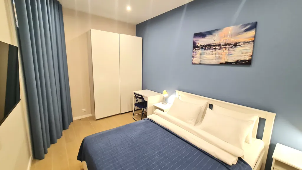 Квартира-студия с изолированной спальней и балконом в приморском парке