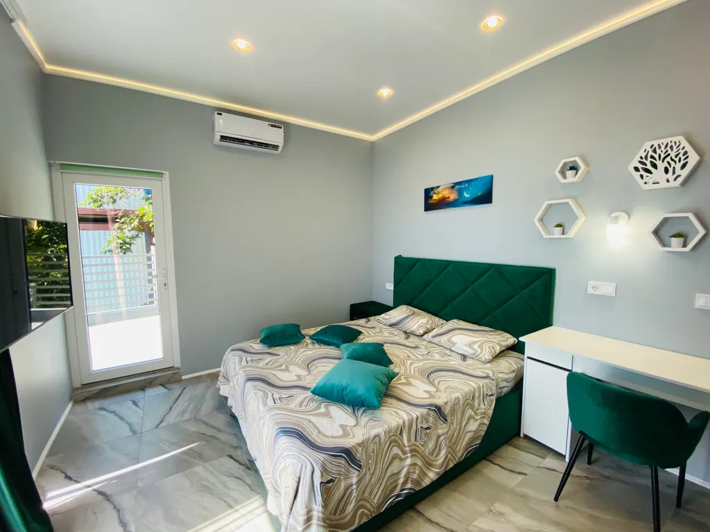 Трехэтажный коттедж с баней и бассейном