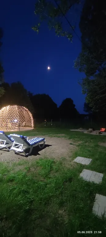 Дом с купольной беседкой на природе