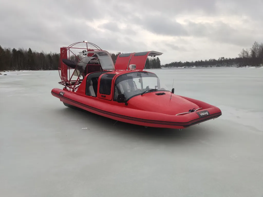 Сказочный плавучий домик в Ладожской шхере на воде