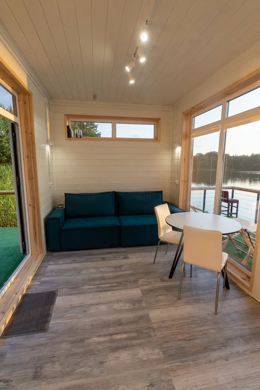 Дом на воде на озера Таир