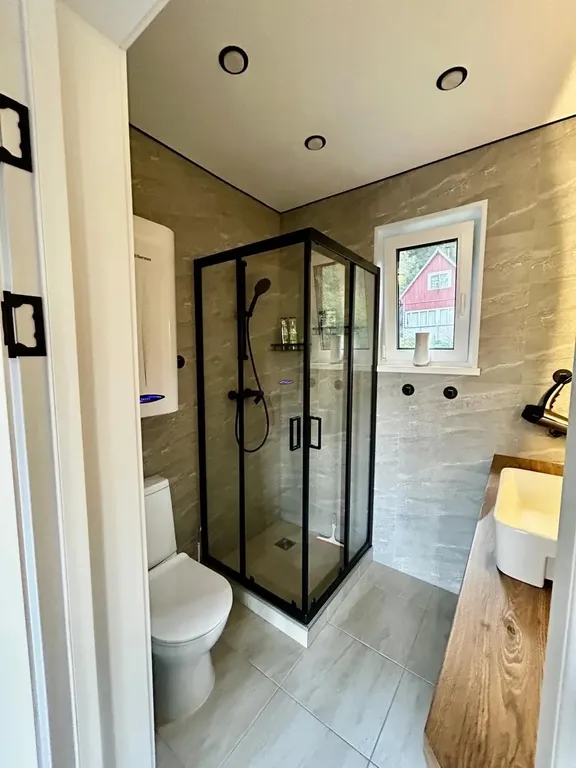 Тихий домик у леса и озера