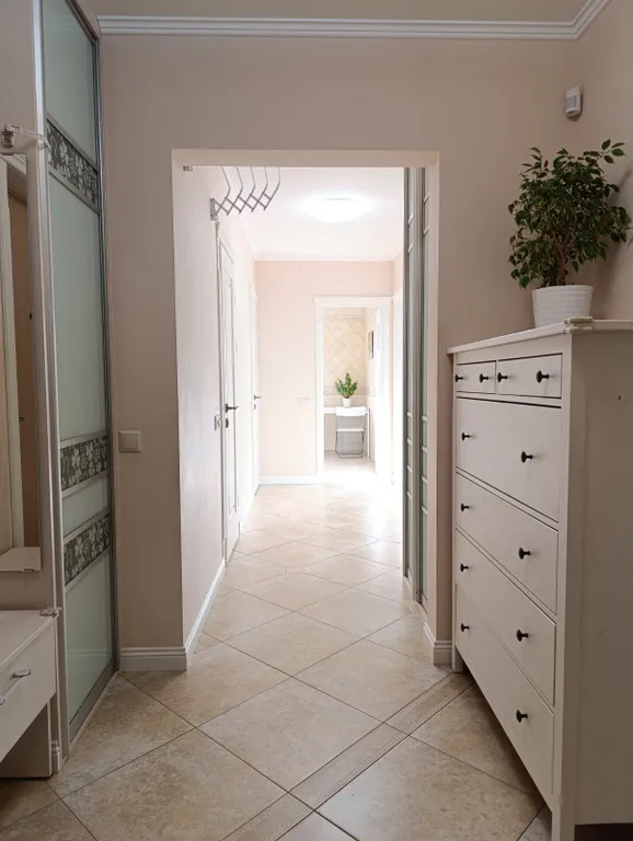 Светлая трёхкомнатная квартира у метро, 4 станции до центра, парковка