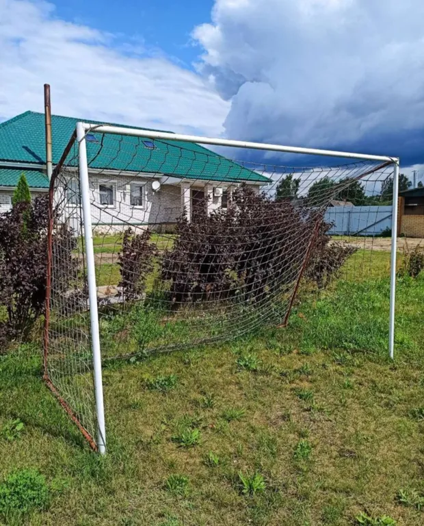 Двухэтажный дом за городом