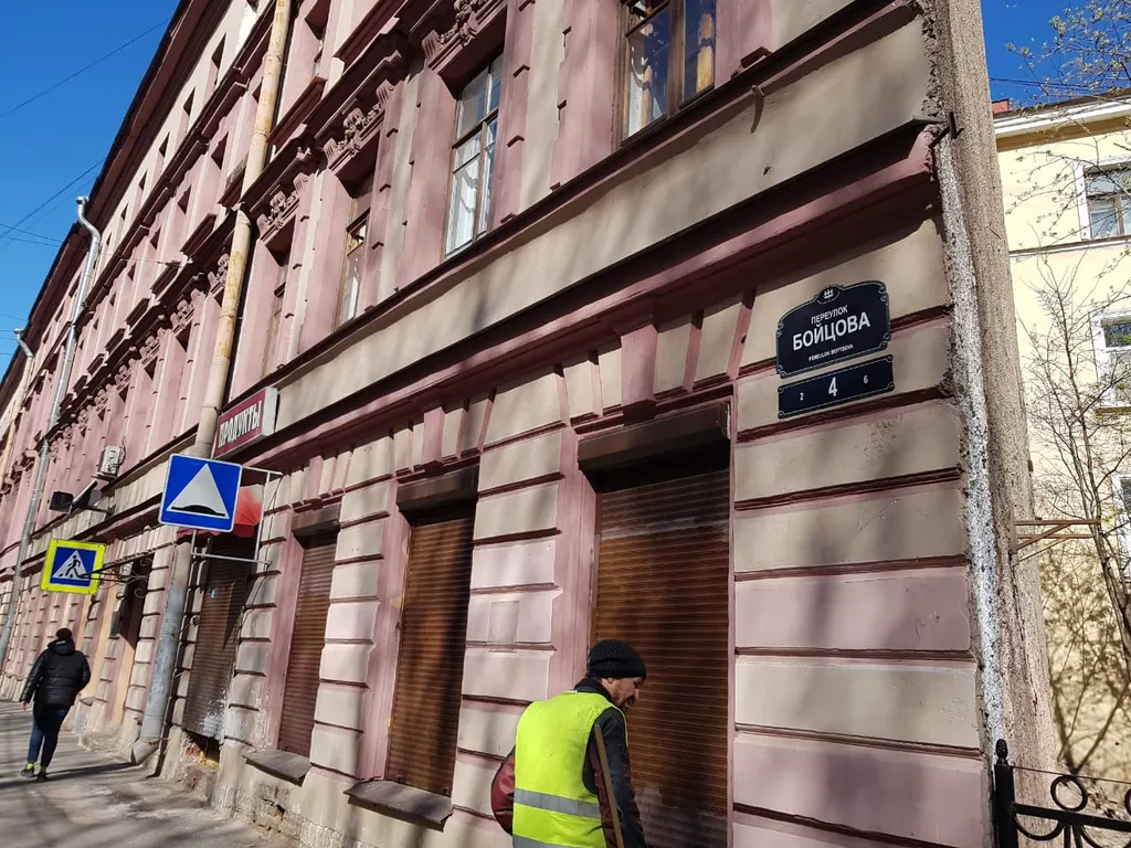 В самом центре, в тихом дворе, рядом с парком