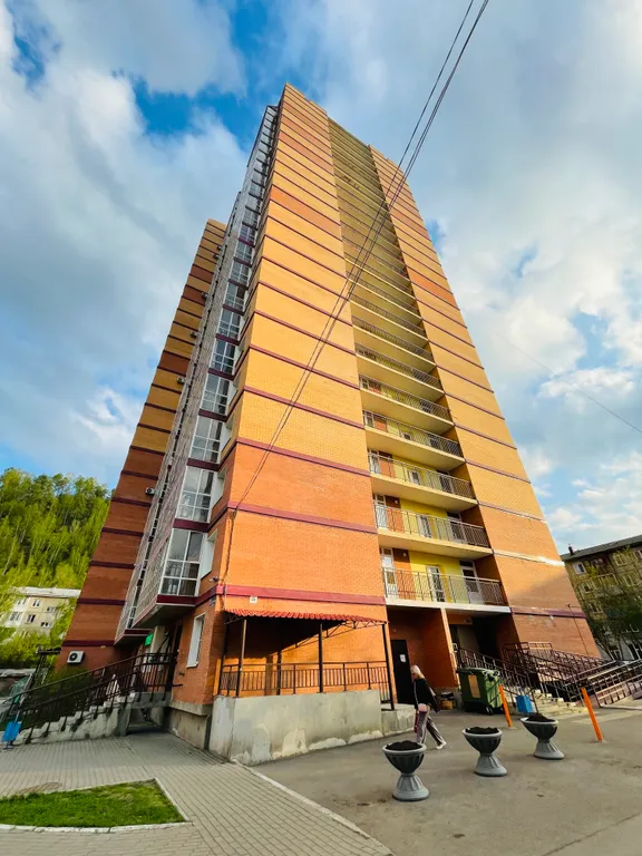 Стильная студия с видом на лес