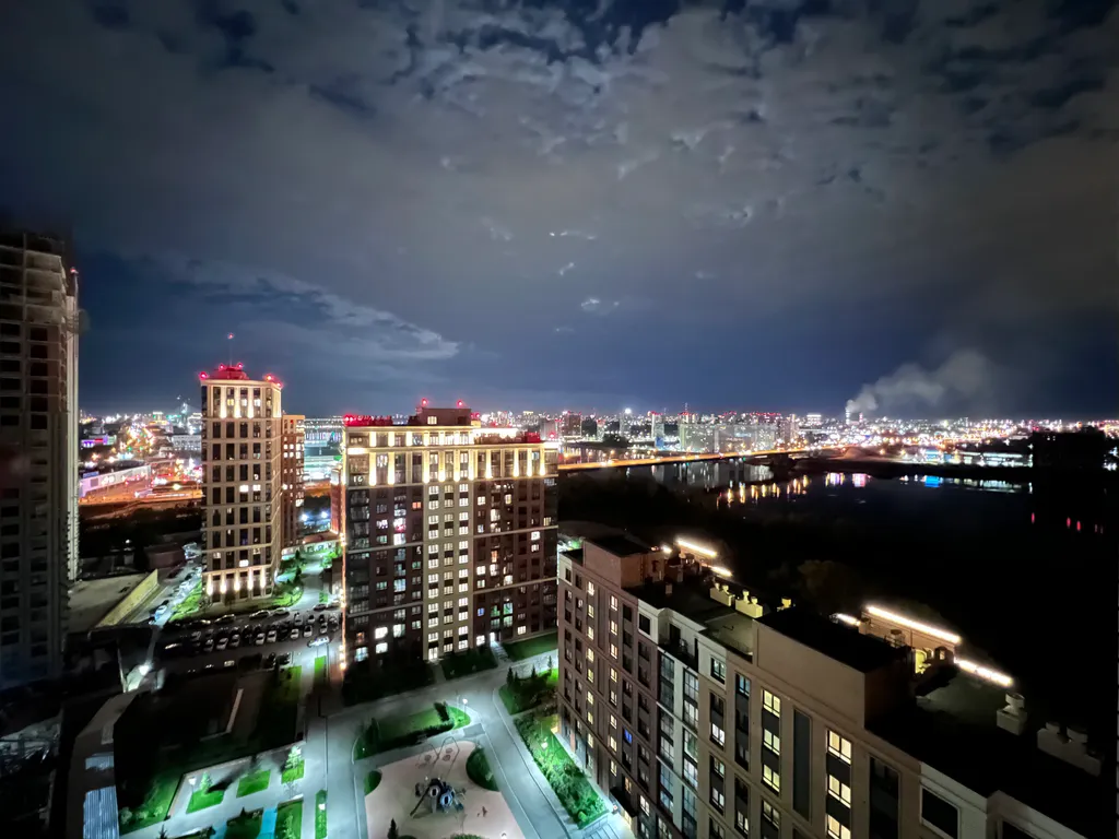 Трешка у аквапарка с панорамным видом на реку