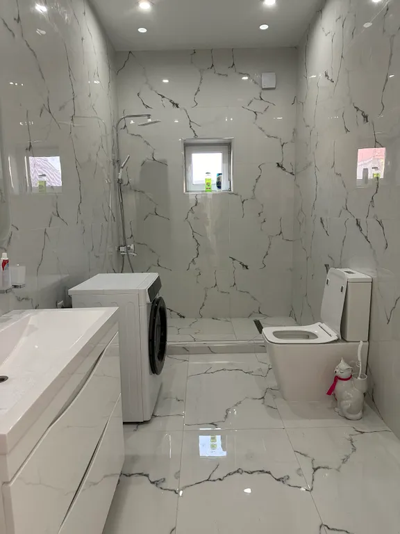 Большой красивый дом у моря