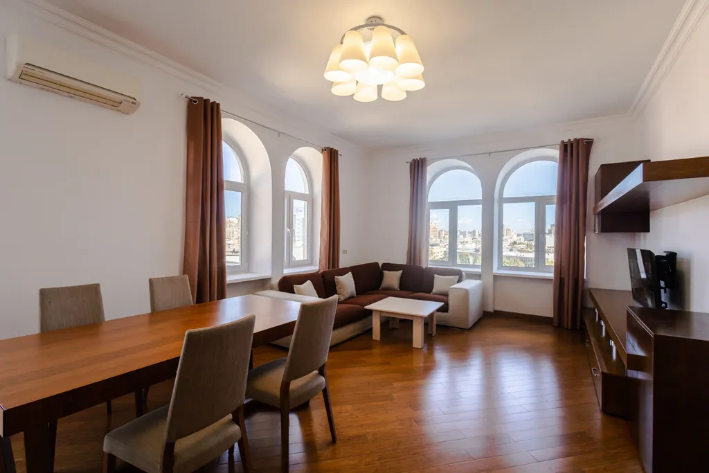 Апартаменты с видом на торговую улицу