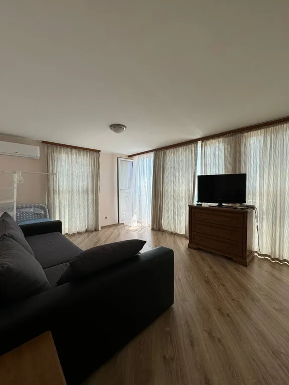 Белый коттедж на первой линии моря