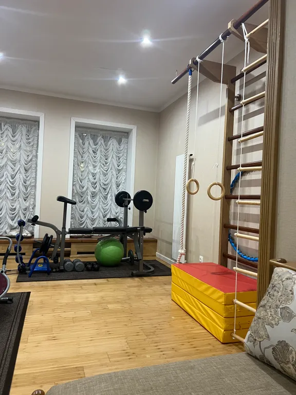 Дом с бассейном и бильярдом