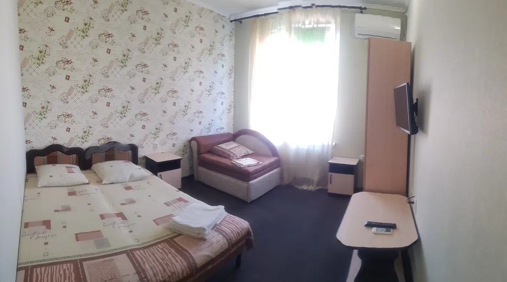 В центре кабардинки двухкомнатный номер с кухней, 2 сан. Узла