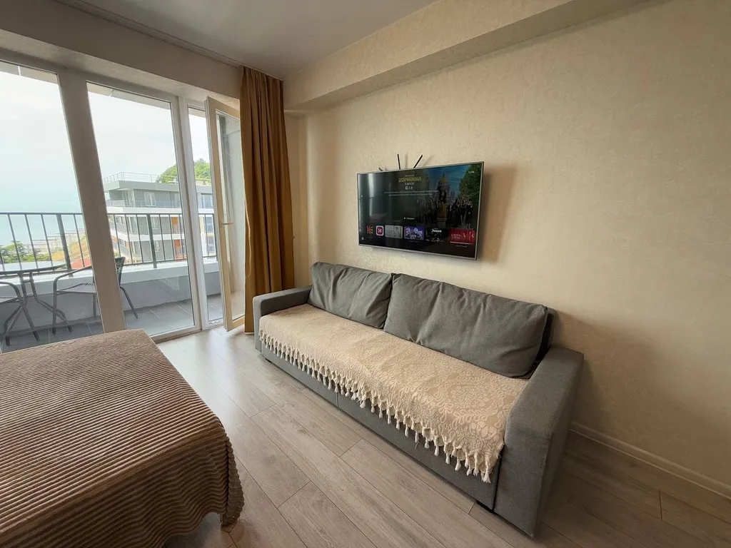 Ретро студия с панорамными окнами с видом на море, бассейн