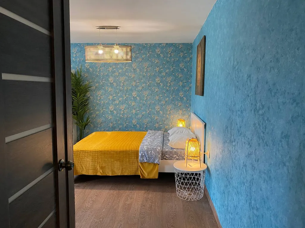 Яркая стильная квартира с видом на Сады