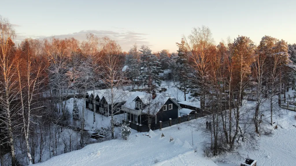 Коттедж на на берегу озера с банями и купелью