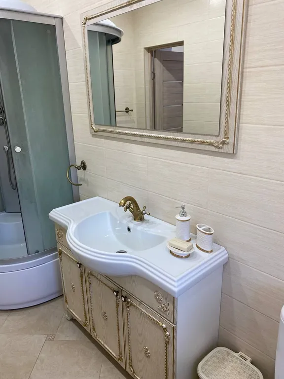 Дом с камином и видом на зимний лес