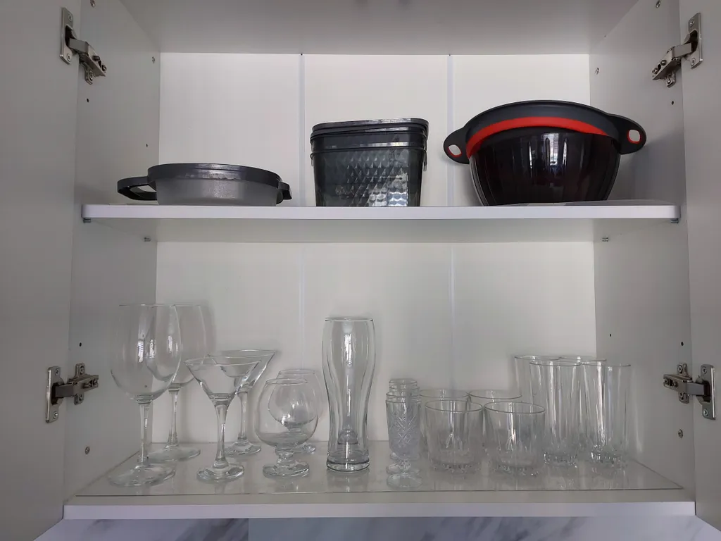 Студия с барной стойкой у окна