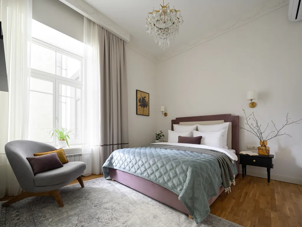 Апартаменты с видом на Невский