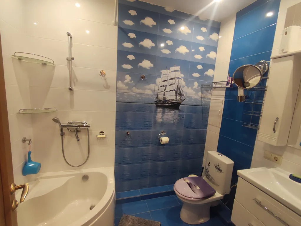 Двухуровневая трёхкомнатная квартира возле моря