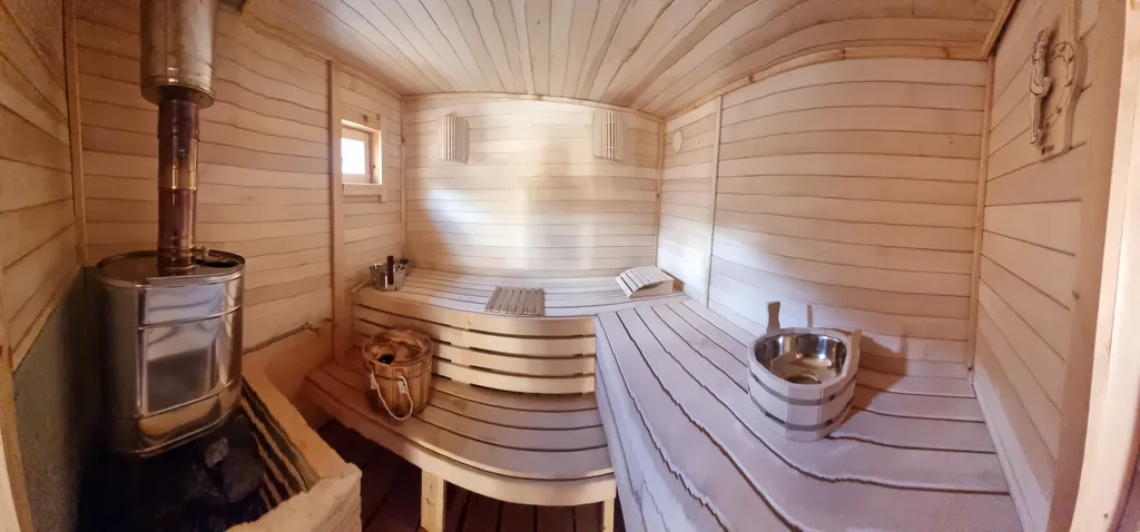 Живописный уголок в лесу вдали от городской суеты