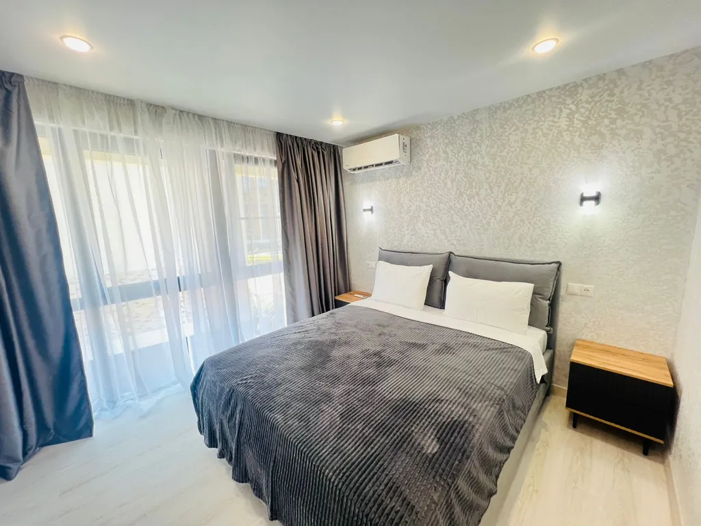 Двухуровневая трёхкомнатная квартира с балконом и бассейном