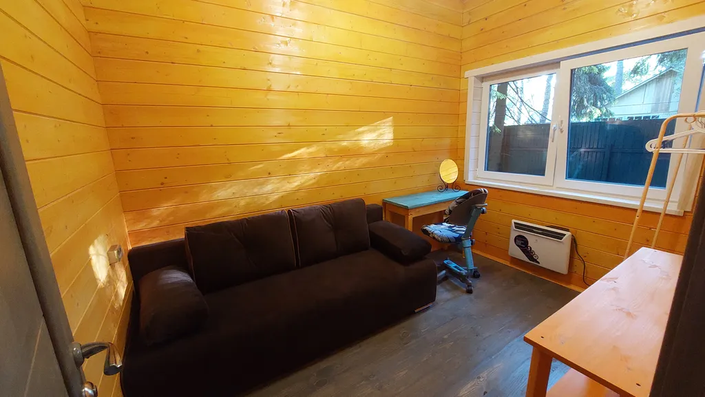 Барнхаус в лесу с розовой гостиной