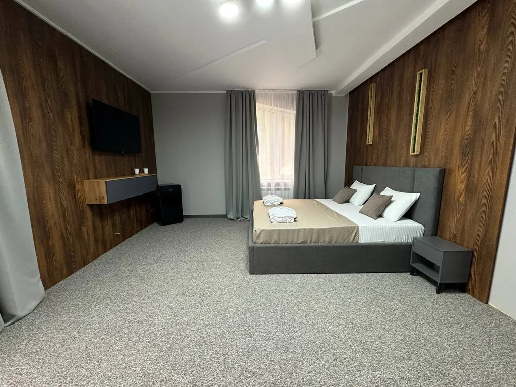 Люкс с балконом и видом на горы и лес