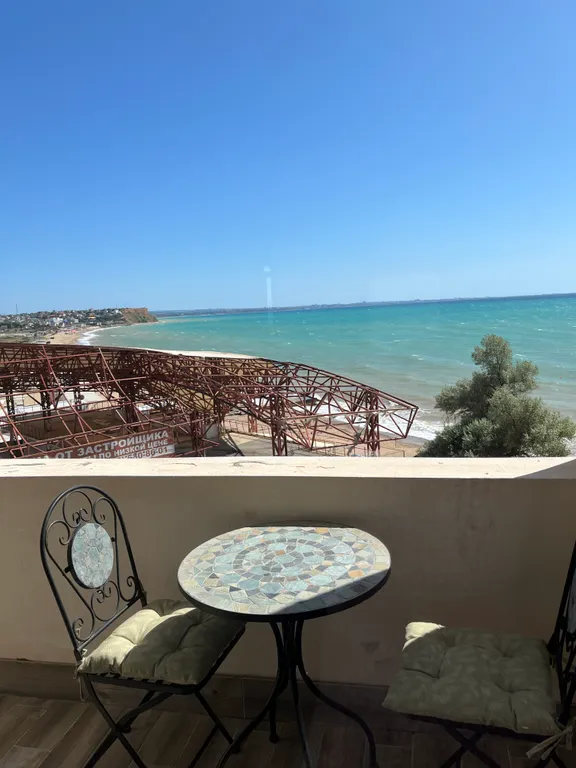 Двухуровневая студия с видом на море