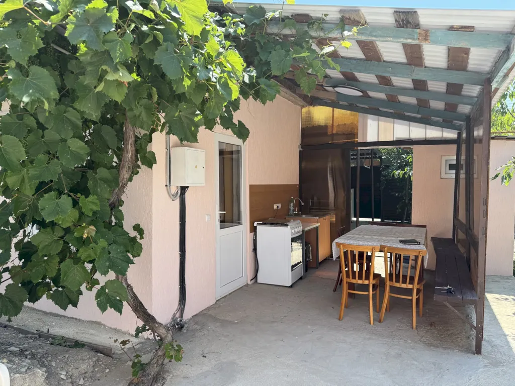 Четырёхкомнатный дом с двориком и мангалом – центр