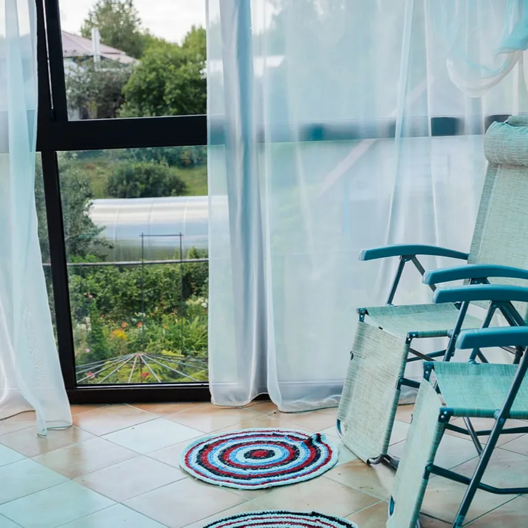 Домик прямо на берегу озера Тосканка