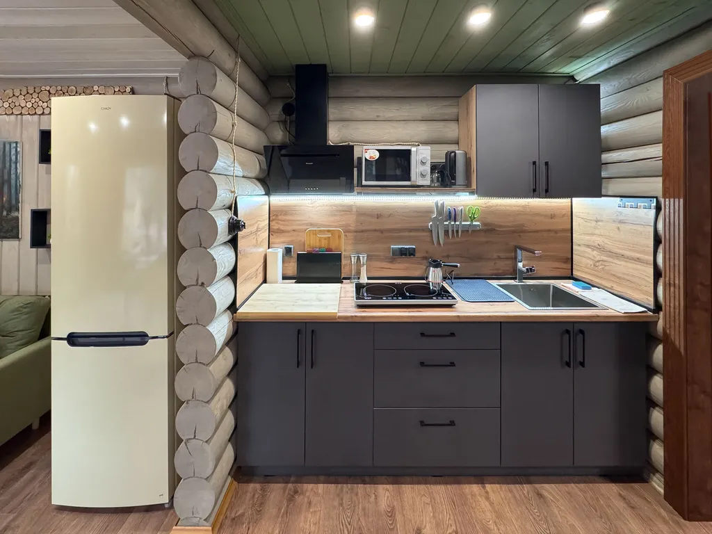 Дом сруб с чаном в лесу