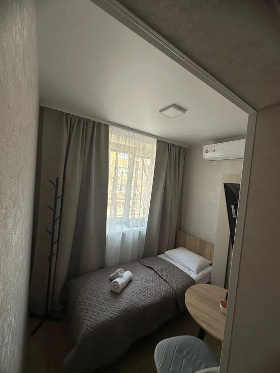 Комната в квартире с односпальной кроватью