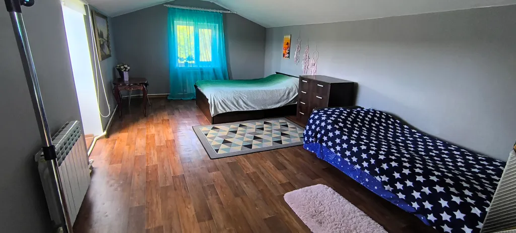 Уютный дом на берегу реки Великой