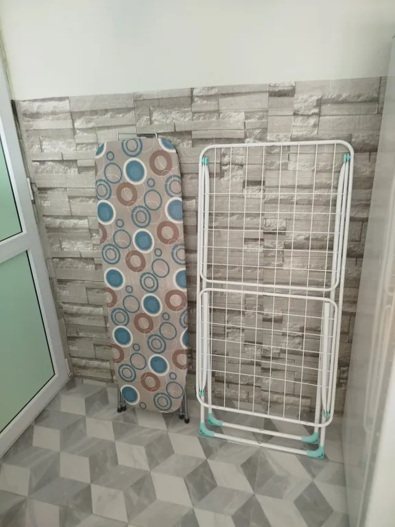 Комната с отдельной кухней в тихом районе, рядом с центром