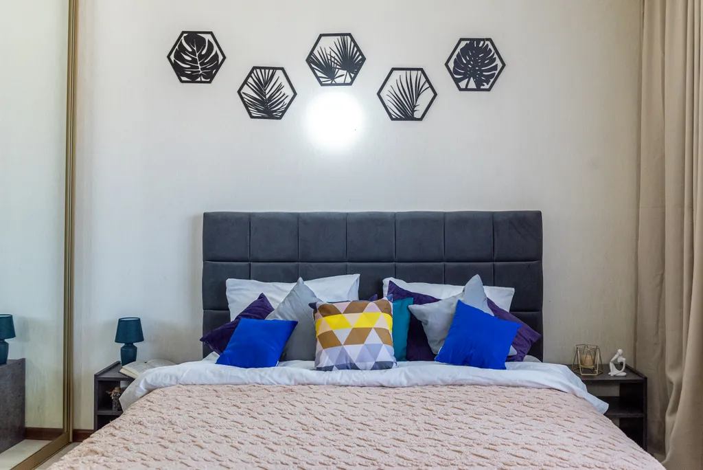 Светлая студия с видом на тихий зелёный двор