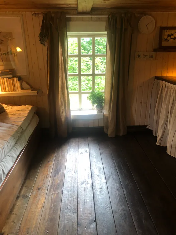 Маленький дом увитый виноградом