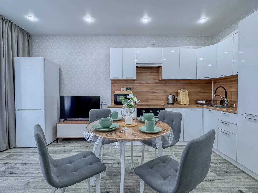 Просторная квартира с кухонной зоной и лоджией