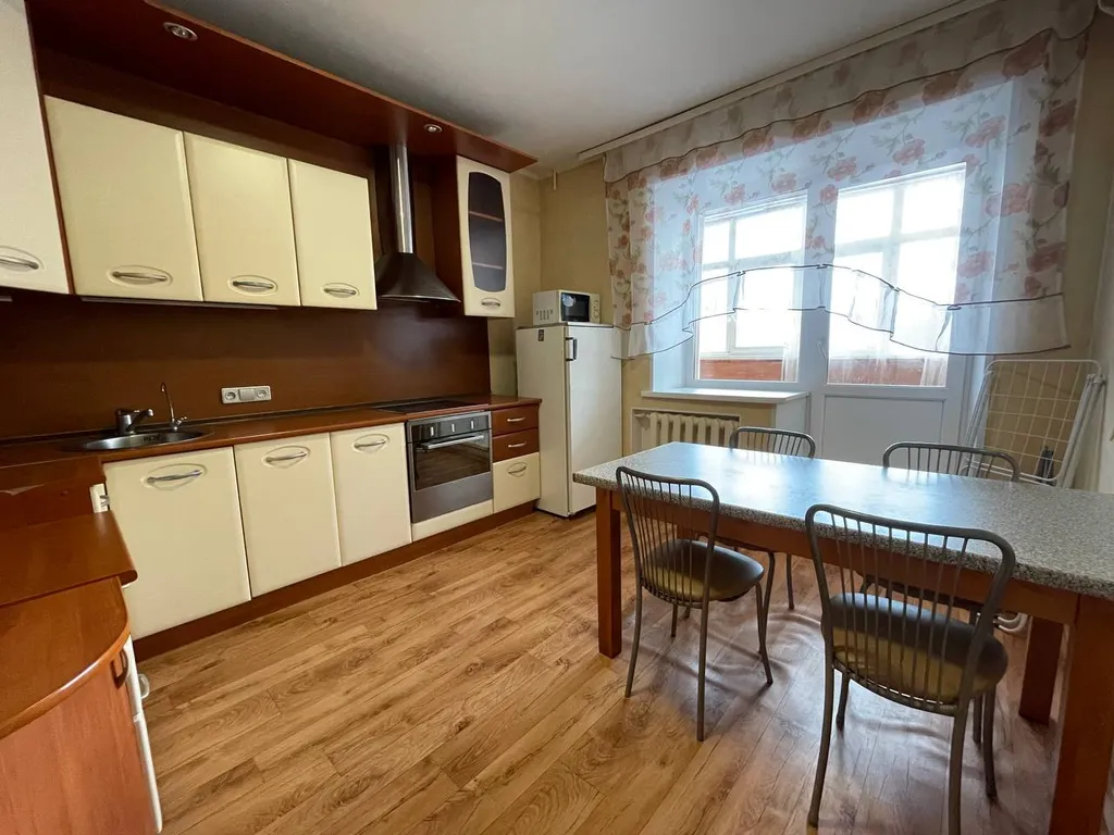 Просторная квартира с высокими потолками — аренда посуточно в Уфа