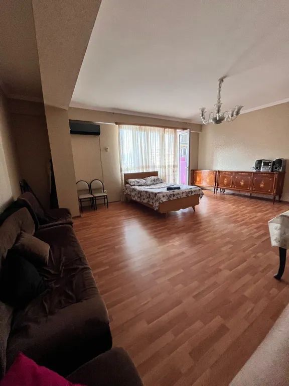 Большая и просторная квартира с двумя балконами в центре