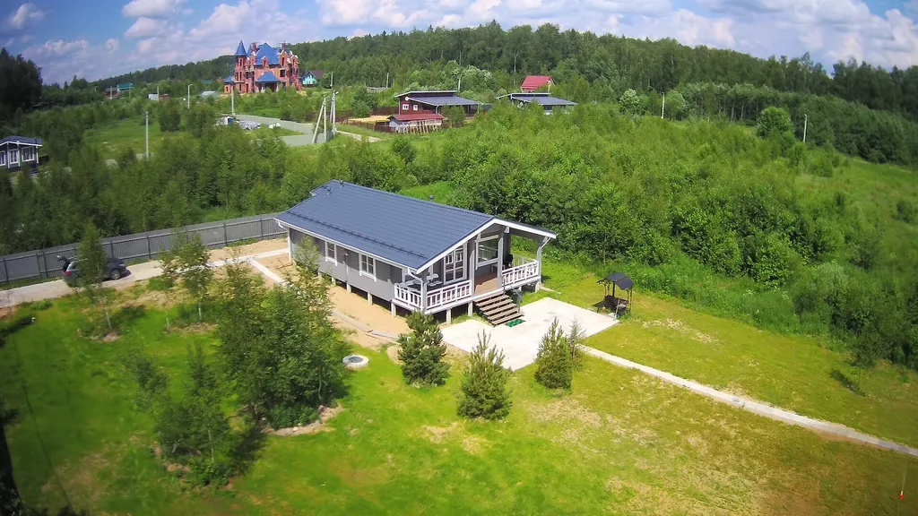 Дом на берегу озера у леса