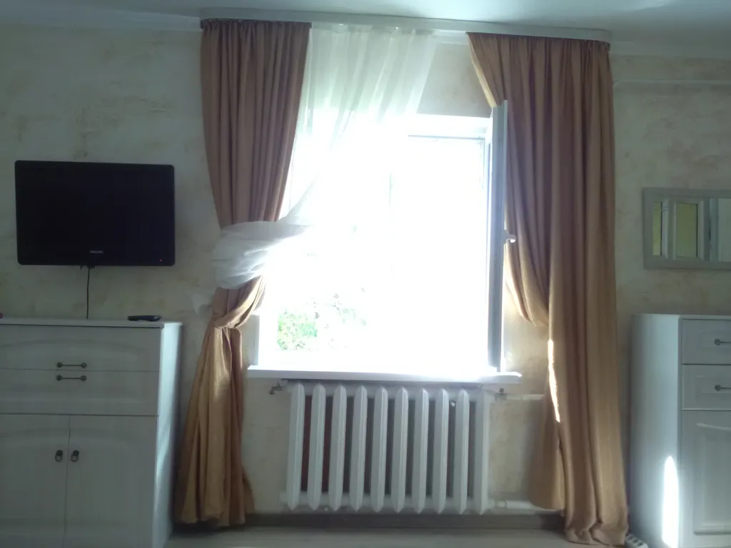 Первый этаж дома с отдельным входом и небольшим двориком