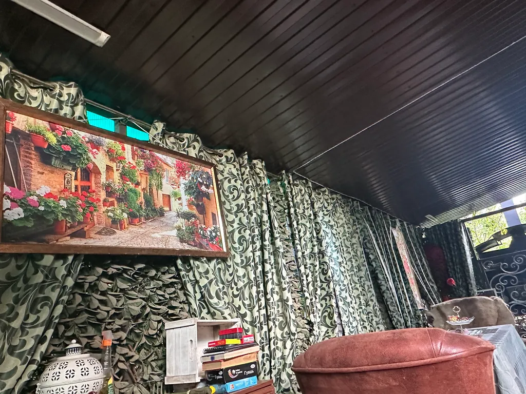 Уютный домик рядом с садом, хвойными деревьями, рядом с тц