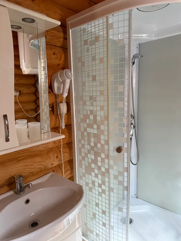 Деревянный домик возле моря