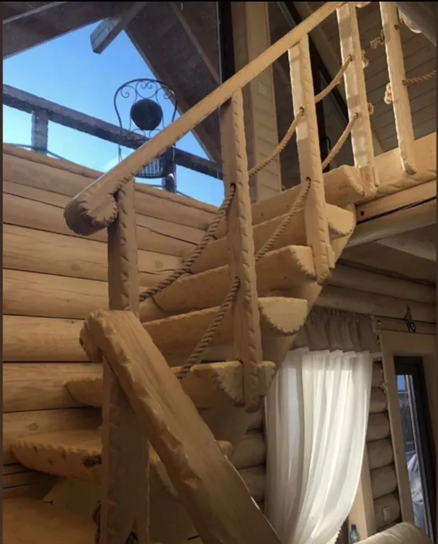 Сказочный домик в лесном массиве