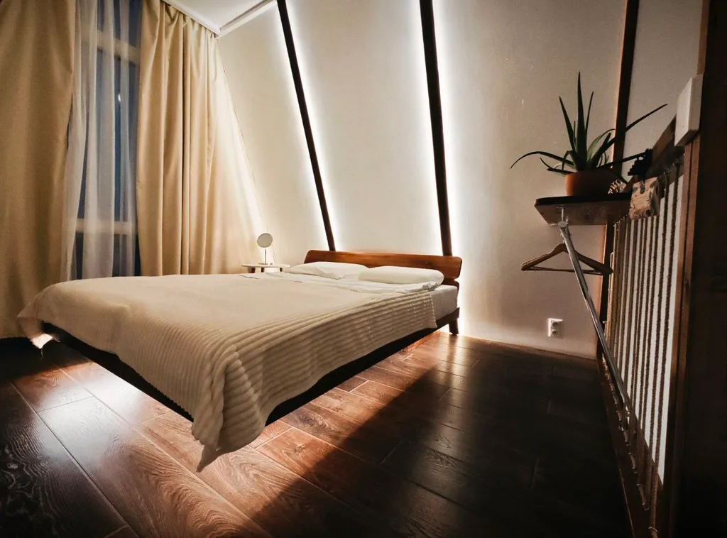 Треугольный дом Lis-A-dom с видом на реку