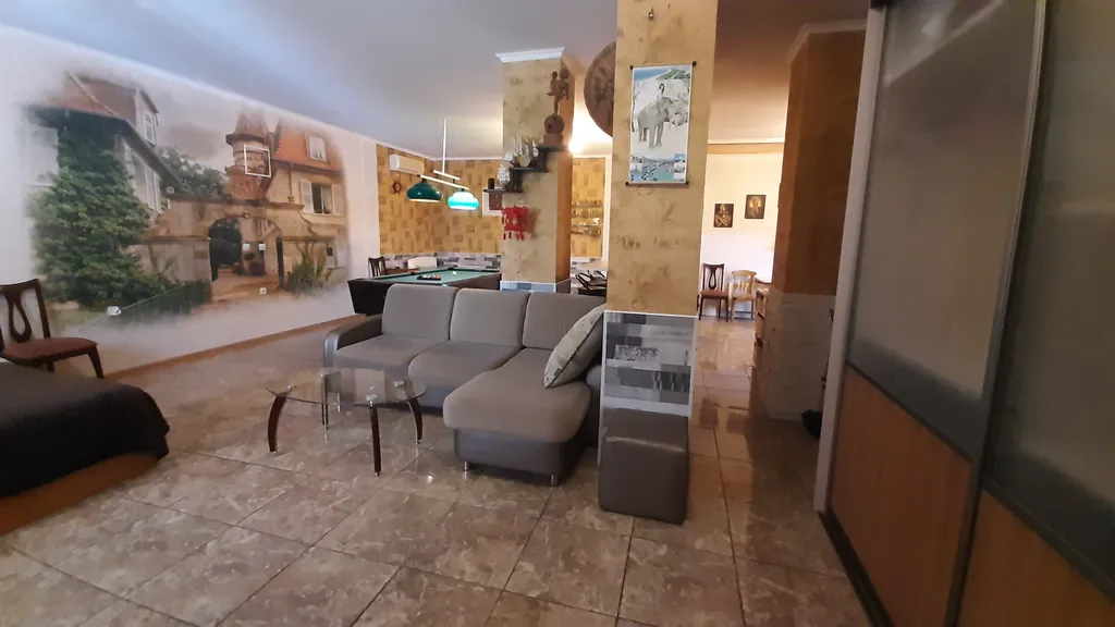 Дом с бассейном недалеко от моря