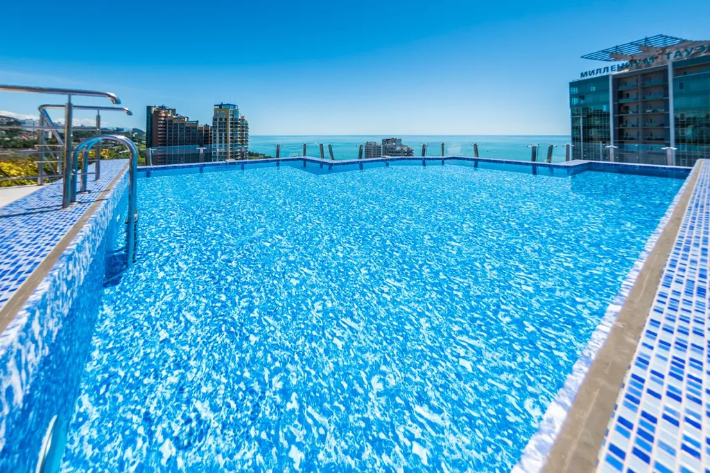Пентхаус с бассейном и видом на море